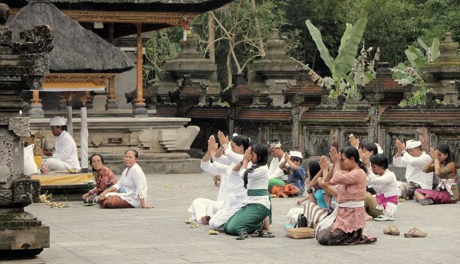 Mayoritas penduduk beragama hindu di indonesia bertempat di