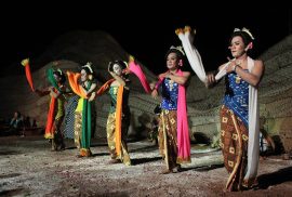 Tari Lengger Lanang berkembang di sekitaran Kabupaten Banyumas, Tari yang di perankan kaum laki- laki yang berpakaian wanita dengan diiringi musik Calung.